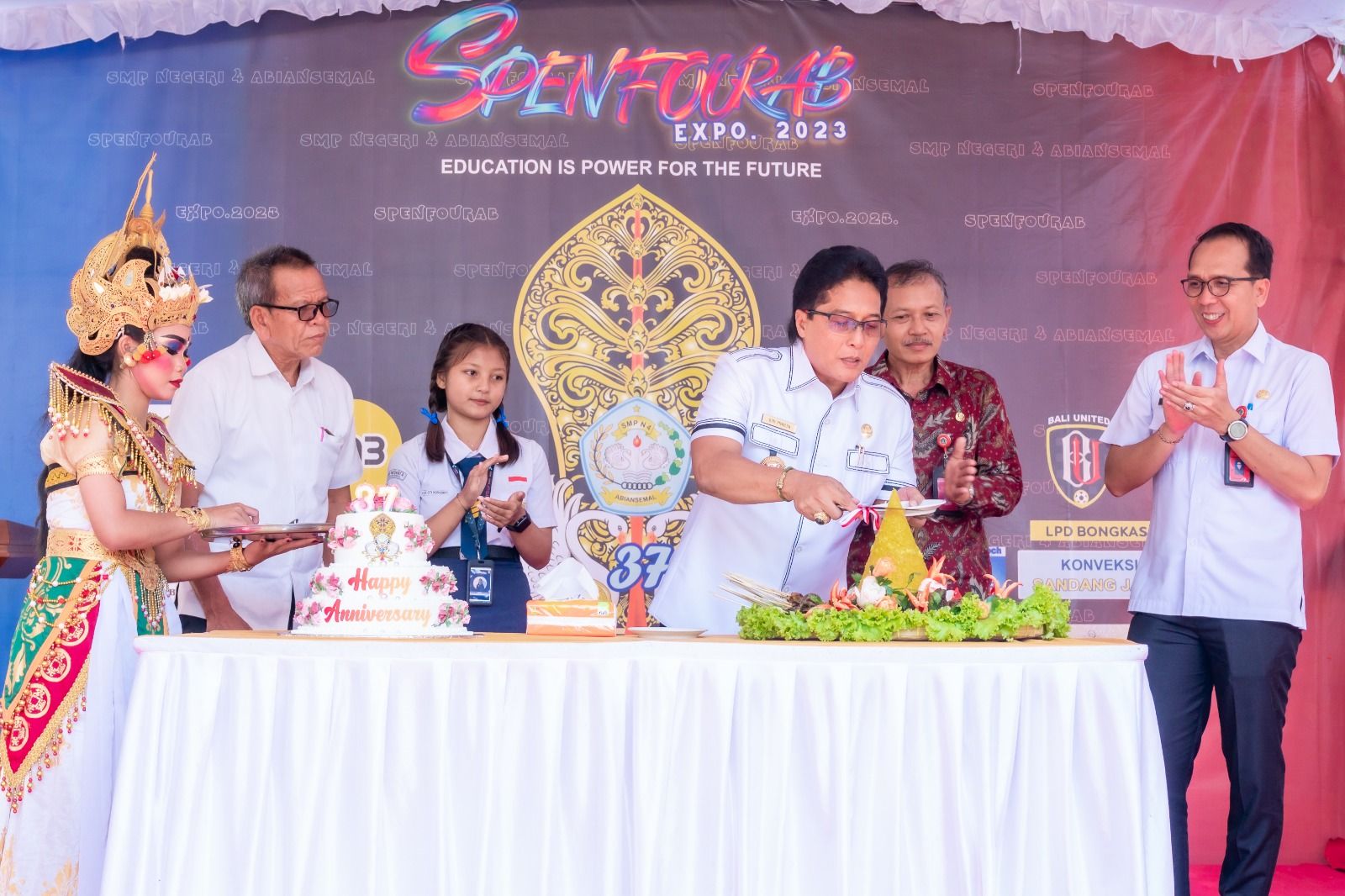 podiumnews.com-Bupati Badung Hadiri HUT SMPN 4 Abiansemal